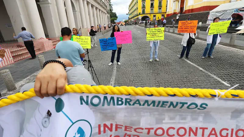Trabajadores del IMSS Bienestar bloquean Enríquez